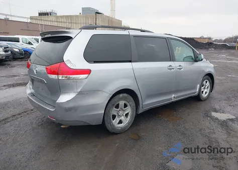 2011 Toyota Sienna Le V6 z USA, uszkodzony, nr VIN 5TDKK3DC5BS089489